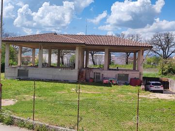 Struttura grezza su due livelli con terreno