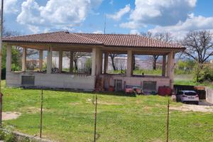 Struttura grezza su due livelli con terreno