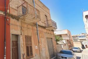 Intero stabile 3 appartamenti + giardino e garage