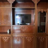 Mobile porta tv in legno con ripiani e ante