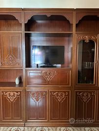 Mobile porta tv in legno con ripiani e ante