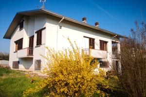 Villa singola con giardino e box