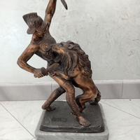 scultura in bronzo "gladiatore contro leone" 