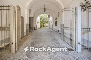 Palazzo / Stabile di 791 m² con più di 5 locali a 