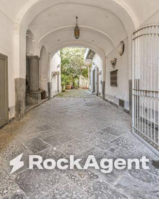Palazzo / Stabile di 791 m² con più di 5 locali a 