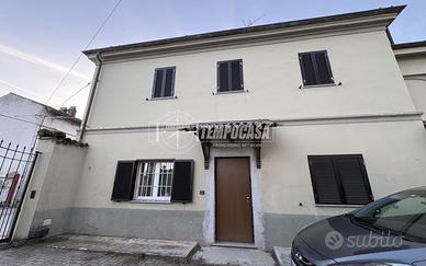 CASA INDIPENDENTE CON GIARDINO E BOX AUTO