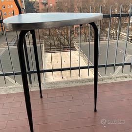 Curioso tavolino  anni 50 triangolare