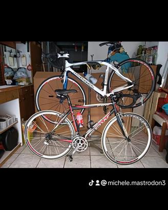 Due bici da corsa.