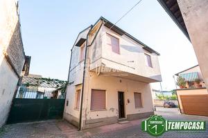CASA SEMI INDIPENDENTE CON POSTO AUTO DA RISTRUTT