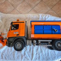 Camion Bruder spargisale con pala per neve