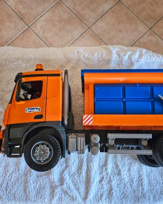 Camion Bruder spargisale con pala per neve