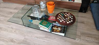 Tavolino basso in cristallo su ruote