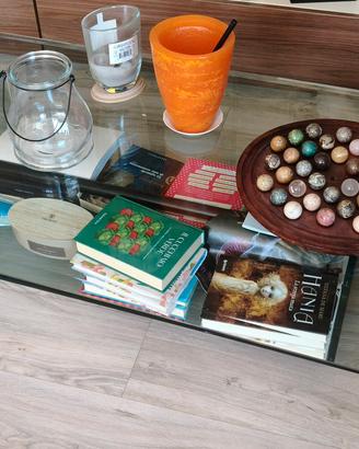 Tavolino basso in cristallo su ruote