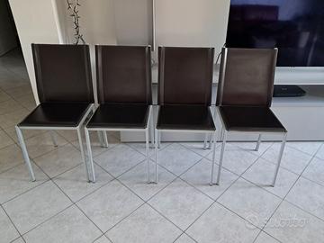 Quattro sedie in Metallo rivestite in cuoio.