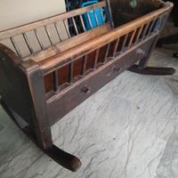 Antica culla in legno