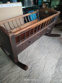Antica culla in legno