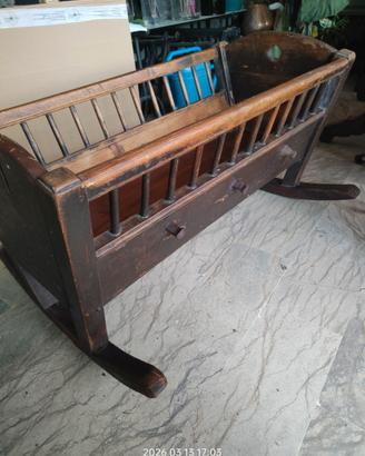 Antica culla in legno