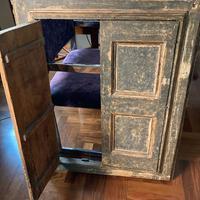 Antico stipo a muro bugnato policromo