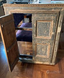 Antico stipo a muro bugnato policromo