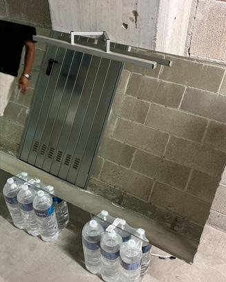 Specchiera bagno con mensola in vetro e supporti