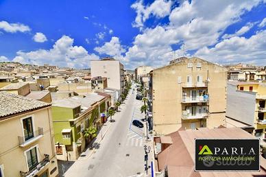 Grande appartamento sul corso principale.