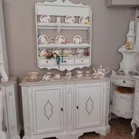 Credenza e piattaia rifatti shabby