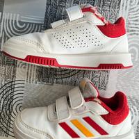Scarpe Adidas bambino con strappo numero 30