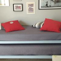 Letto estraibile azzurro in legno