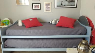Letto estraibile azzurro in legno
