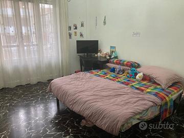 Ampia camera matrimoniale con balcone