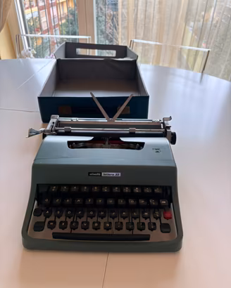Macchina da scrivere Olivetti Lettera 32
