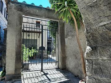 Appartamento con camino e balcone