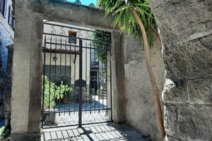 Appartamento con camino e balcone