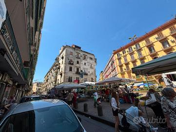 NEGOZIO A NAPOLI