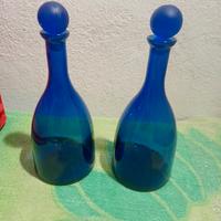 bottiglie di acqua nuove di vetro blu 