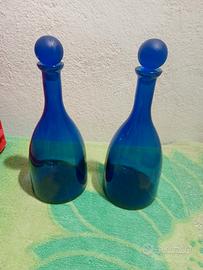 bottiglie di acqua nuove di vetro blu 