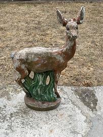 Statua di cervo da giardino