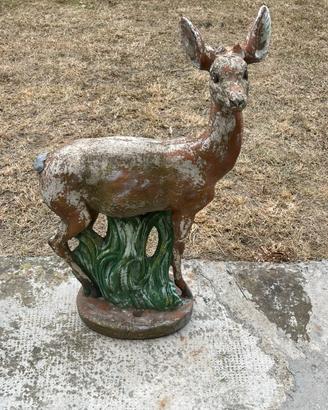 Statua di cervo da giardino