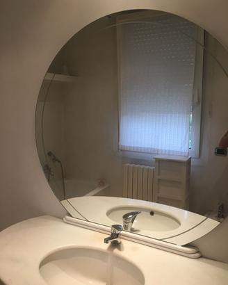 Mobile da bagno con specchio e piano in marmo