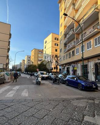 NEGOZIO A NAPOLI