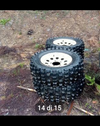 4 cerchi e 4 gomme tassellate per Suzuki samurai 