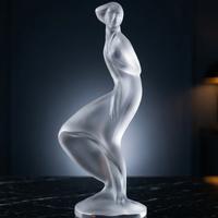 Statua “Lady in the Wind” in cristallo satinato