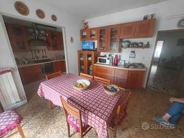 Cucina con tavolo e sedie