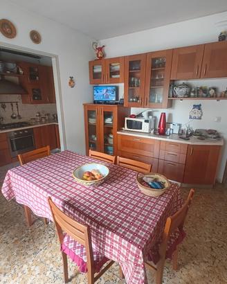 Cucina con tavolo e sedie