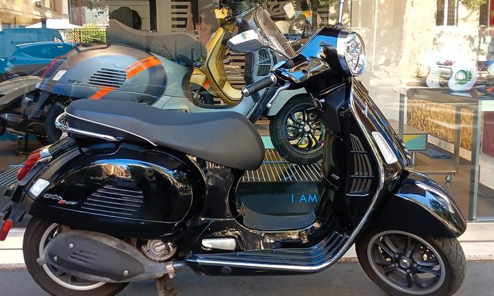 Piaggio Vespa 300 GTS hpe SUPER E5