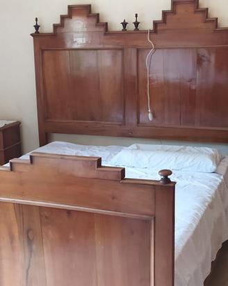 Letto matrimoniale antico e comodini