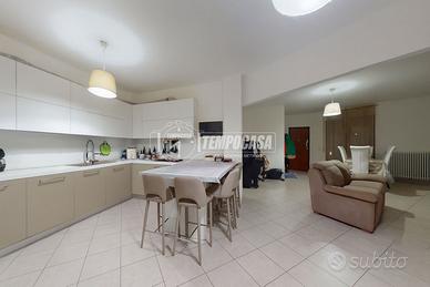 Elegante attico moderno con ampi balconi e box aut