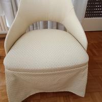 due poltroncine bianche