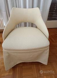 due poltroncine bianche