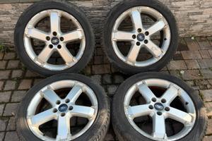 Cerchi in lega Ford e gomme Pirelli